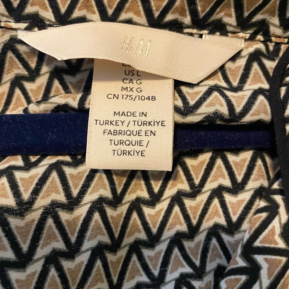 H&M Patterned Button Down Shirt Beige Black - Picture 6 of 6